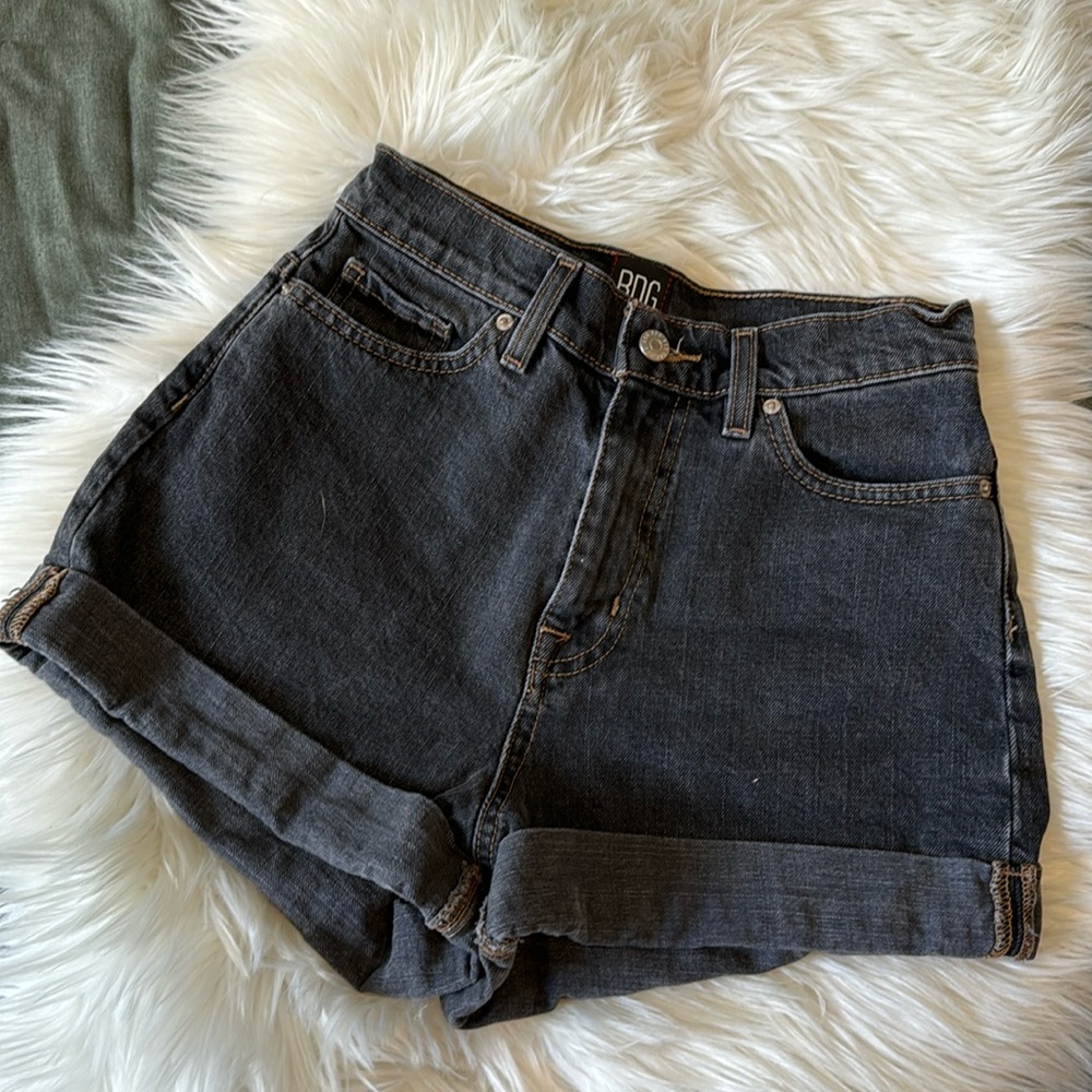 U r b a n  O u t f i t t e r s • High rise mom cuffed denim short